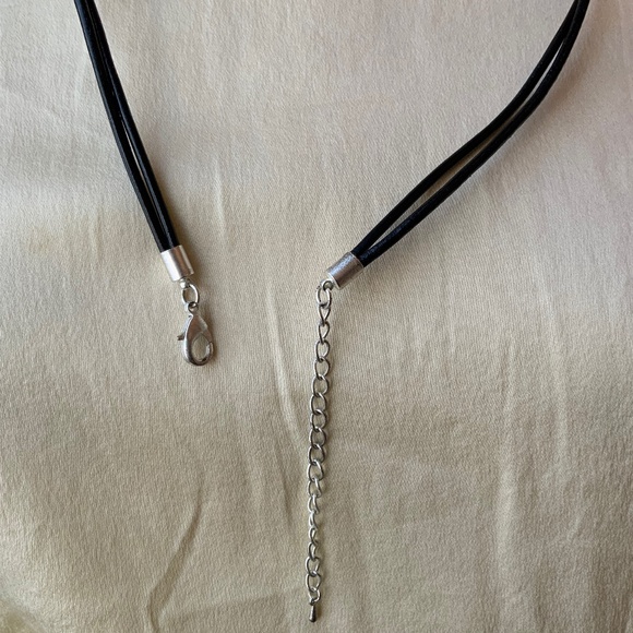 Necklace with a silver coloured pendant - Picture 4 of 4